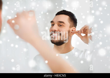 Nettoyage de l'homme avec l'oreille d'un coton-tige à bains Banque D'Images