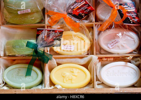 BAD Ischl, Autriche - Juillet 5, 2013 : différents types de savon en vente dans une boutique de cadeaux dans la ville thermale de Bad Ischl. Banque D'Images