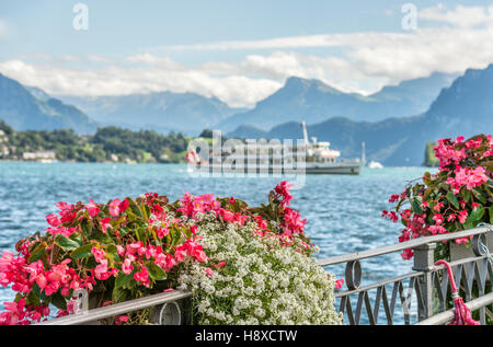 Schweizerhofquai bord du lac de Lucerne en été, Lucerne, Suisse Banque D'Images