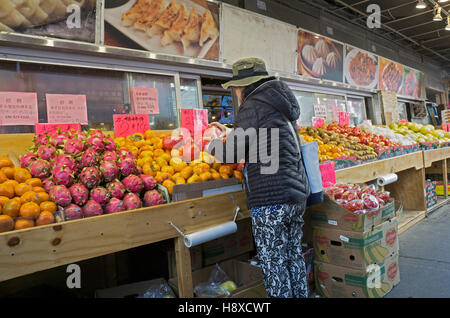 Un couple heureux à fruits Aliments sur l'homme et la rue 49th Street dans le quartier chinois, le rinçage, Queens, New York Banque D'Images