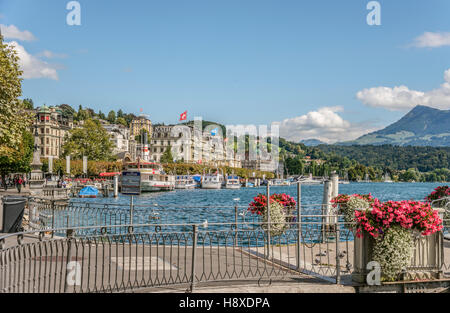 Schweizerhofquai bord du lac de Lucerne en été, Lucerne, Suisse Banque D'Images