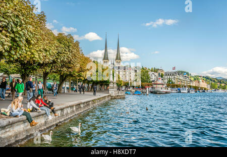 Les touristes se détendre au bord du lac Lucerne Schweizerhofquai en été, Lucerne, Suisse Banque D'Images