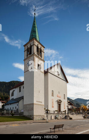 Matin d'automne à l'église à AURONZO di Cadore, Veneto, Italie. Banque D'Images