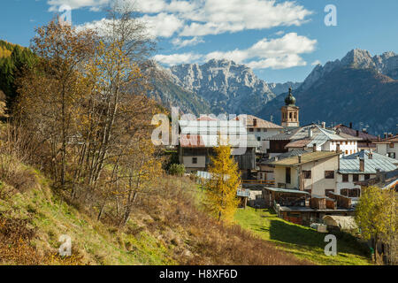 Dans l'après-midi d'automne Dosoledo, Dolomites, Italie. Banque D'Images