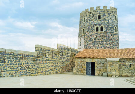 L'immense tour en pierre de Rabati Château avec la rénové remparts autour d'elle, Akhaltsikhe, Géorgie. Banque D'Images