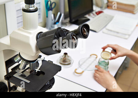 Lieu de travail avec un microscope dans un laboratoire de biochimie Banque D'Images