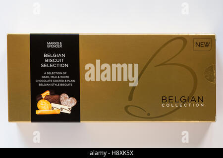 Fort paquet de Marks & Spencer nouvelle Collection Belge Biscuit biscuits sélection belge isolé sur fond blanc Banque D'Images