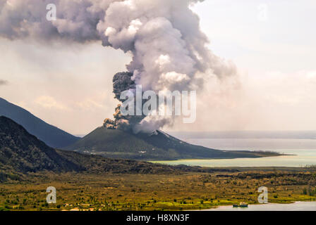 L'éruption du volcan mont Tavurvur près de Rabaul, Papouasie Nouvelle Guinée Banque D'Images