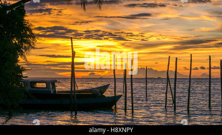 Coucher du soleil sur l'île de Kri. Quelques bateaux en premier plan. Raja Ampat, en Indonésie, en Papouasie Occidentale Banque D'Images