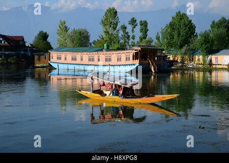 Srinagar Dal Lake House Boat shikara et croisière en bateau Banque D'Images