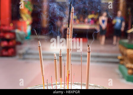 Encens à l'intérieur de temple Guan Di, également connu sous le nom de Kuan Ti Temple dans le quartier chinois. Kuala Lumpur. La Malaisie Banque D'Images