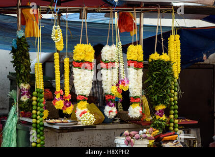 Blocage de la vente de fleurs Guirlandes pour temple dans le quartier chinois. Kuala Lumpur. La Malaisie Banque D'Images