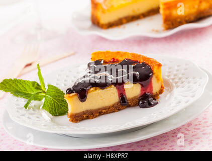 Une partie de New York cheesecake sur une assiette. Banque D'Images