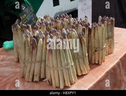 Asperges fraîches à la vente à un marché en France. Banque D'Images