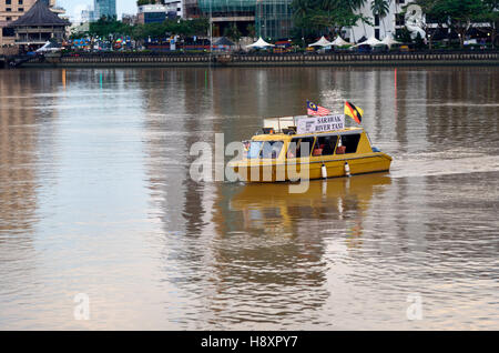 La rivière Sarawak taxi boat sur le fleuve dans la ville de Kuching. Sarawak. Bornéo. La Malaisie Banque D'Images