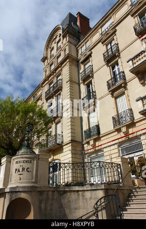 Châtel-Guyon, FRANCE - 20 avril 2014 : l'histoire de la ville comme un luxe spa resort est parfaitement visible dans l'splendiid archit Banque D'Images