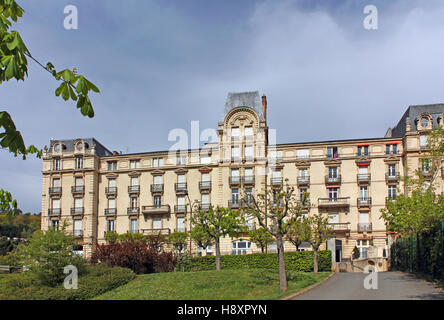 Châtel-Guyon, FRANCE - 20 avril 2014 : l'histoire de la ville comme un luxe spa resort est parfaitement visible. Banque D'Images