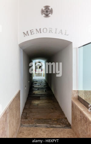 Entrée du tombeau du soldat inconnu. Chapelle du Souvenir, de l'avenida 25 Monument aux combattants - Ultramar Ultramar n'Monument. Banque D'Images