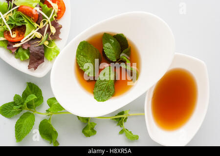 Vinaigrette légère avec des feuilles de menthe. Vue d'en haut. Banque D'Images