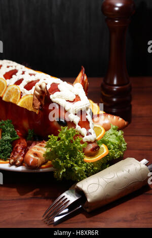 Cochon de lait rôti décoration avec des légumes sur grande assiette Banque D'Images