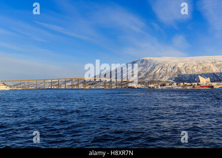 Pont de Tromsø sur le détroit de Tromsø, hiver, Cathédrale arctique, Tromsø, province de Troms, Norvège Banque D'Images