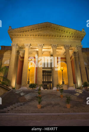 Opera House, le Teatro Massimo, au crépuscule, Palerme, Sicile, Italie Banque D'Images