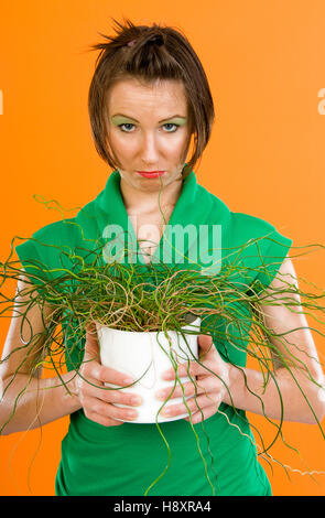 Jeune femme avec des plantes en pot Banque D'Images