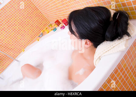 Jeune femme, 25  +, détendu, allongé dans une baignoire Banque D'Images