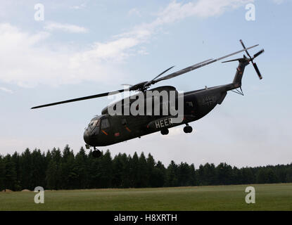 Paratrooper, hélicoptère Sikorsky CH-53, l'hélicoptère de transport moyen, pendant le décollage, 13e Concours international de Paratrooper Banque D'Images