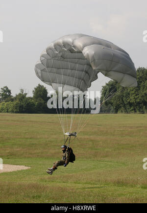 Paratrooper juste avant l'atterrissage avec un parapente près de la cible, 13e concours du Parachutiste Banque D'Images