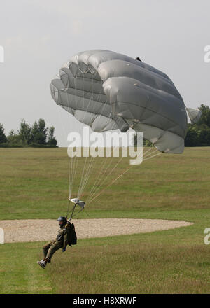 Paratrooper juste avant l'atterrissage avec un parapente à côté de la cible, 13e concours du Parachutiste Banque D'Images