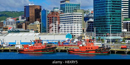 Port Lambton rouge avec des remorqueurs, Wellington, Île du Nord, Nouvelle-Zélande Banque D'Images