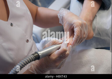 Ongles ongles ponçage professionnel avec la machine Banque D'Images