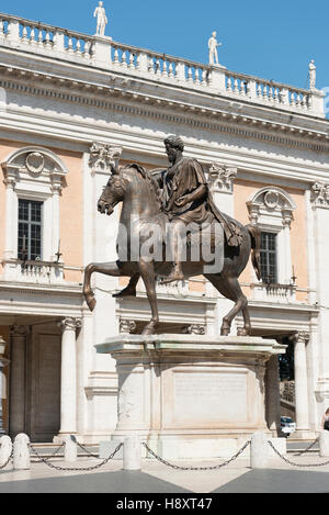 Statue équestre en bronze de l'empereur Marc Aurèle, derrière le Palazzo Nuovo, Rome, Latium, Italie Banque D'Images