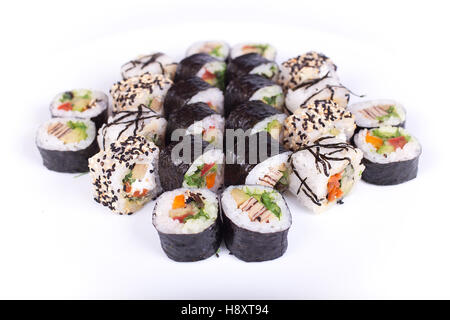 Restaurant japonais sushi maki gunkan, porte-bobine ou jeu de plateau. California rolls avec saumon. isolée au fond blanc. Haut de la vue, télévision lay. Banque D'Images