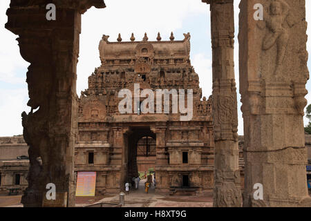 Tiruvasal, Rajarajan gopuram, troisième entrée Temple de Brihadisvara, Tanjore, Tamil Nadu, Inde. Vu de Nandi mandapa. Banque D'Images