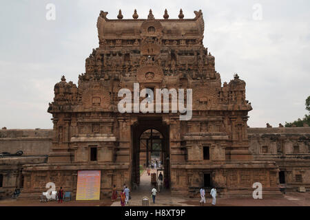 Tiruvasal, Rajarajan gopuram, troisième entrée Temple de Brihadisvara, Tanjore, Tamil Nadu, Inde. Vu de Nandi mandapa. Banque D'Images