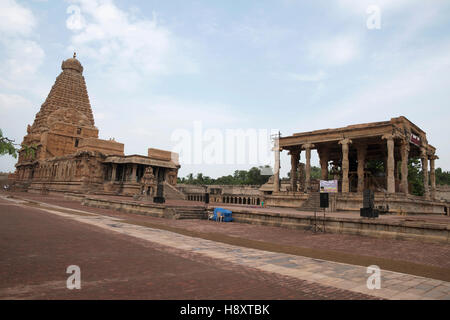 Temple de Brihadisvara à gauche et Nandi mandapa à droite, Tanjore, Tamil Nadu, Inde. Vue depuis le sud-est. Banque D'Images