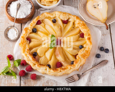 Gâteau traditionnel fait maison avec des fruits et de la crème. Préparés avec des produits frais de poire, de framboise et de canneberge. Vue d'en haut. Banque D'Images