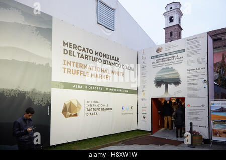 Marché de la truffe blanche la truffe d'Alba lors de l'entrée en juste, Italie Banque D'Images