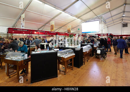 Les gens à la truffe blanche d'Alba Alba au cours du marché mondial de la Truffe Blanche à Alba, Italie juste Banque D'Images