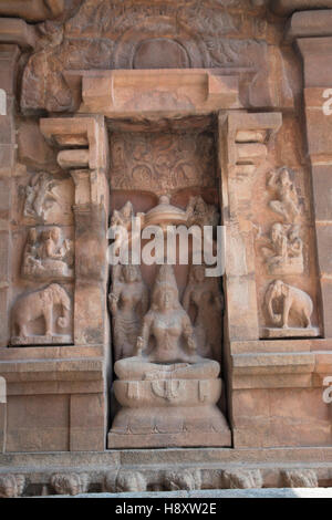 Sarsvati déesse assise sur un lotus, niche sur le mur sud, Temple de Brihadisvara, Tanjore, Tamil Nadu, Inde. Banque D'Images