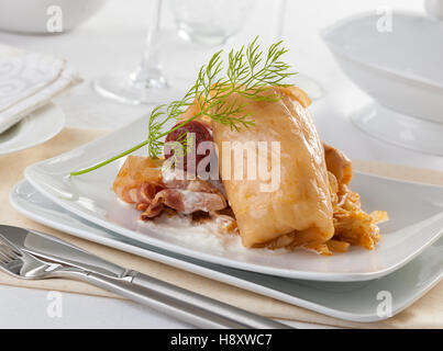 La cuisine hongroise choux farcis sur une plaque blanche. Banque D'Images