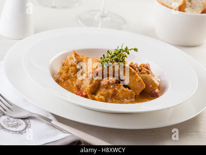 Une délicieuse cuisine hongroise goulash de poulet Banque D'Images