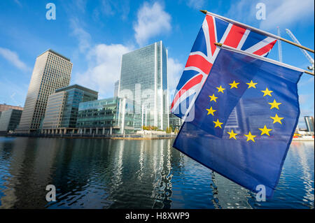 L'Union européenne et l'Union Jack drapeaux flottants au-dessus des tours d'affaires moderne du centre financier de Canary Wharf à Londres UK Banque D'Images