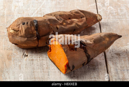 La patate douce cuite au four à bois d'époque. Banque D'Images