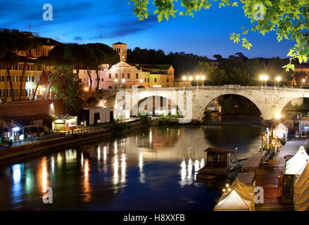 Tôt le matin le pont Ponte Cestio à Rome, Italie Banque D'Images