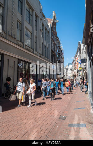 Amsterdam, Pays-Bas - 1 août 2016 : kalverstraat est une rue commerçante animée d'Amsterdam, il est le plus cher, dans l'netherl Banque D'Images