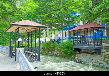 La promenade le long de la rivière à l'Borjomula Borjomi Park avec de célèbres sources d'eau minérale, la Géorgie. Banque D'Images