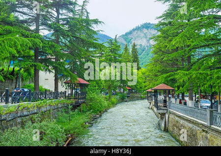 Le courant rapide de la rivière, l'Borjomula affluent de Kura, entouré par une végétation luxuriante et des alcôves confortables pour se détendre à l'ombre, Borjomi (Géorgie). Banque D'Images